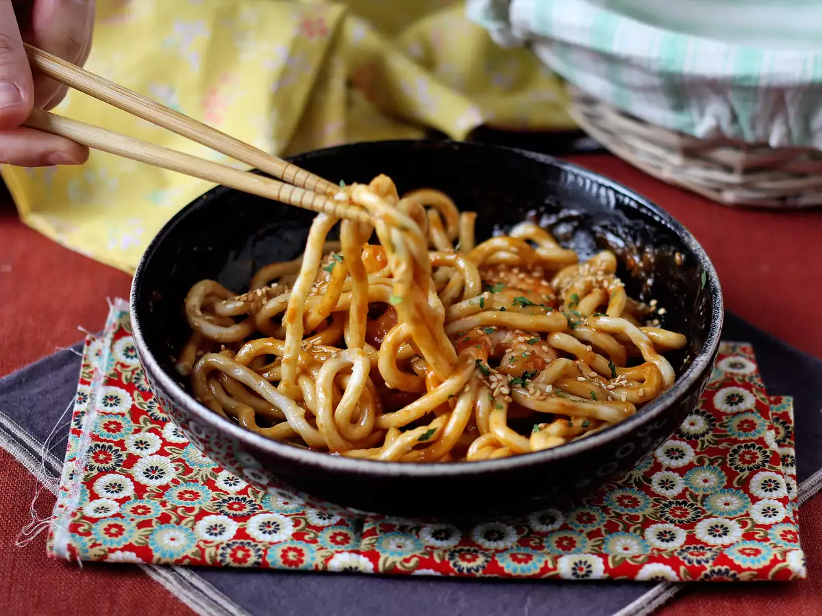 Udon-nuudelit katkaravuilla ja tulisella maapähkinäkastikkeella - kuva 4