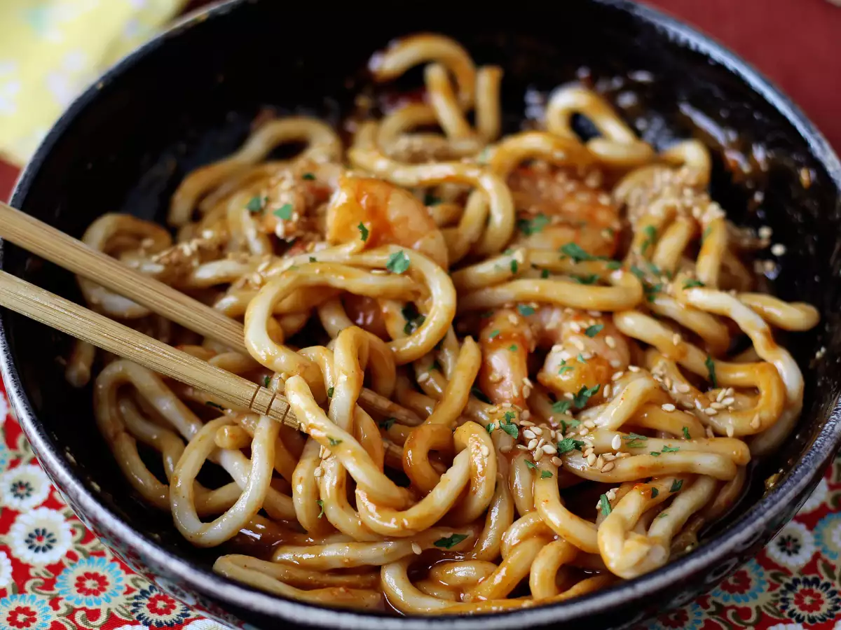 Udon-nuudelit katkaravuilla ja tulisella maapähkinäkastikkeella - kuva 7