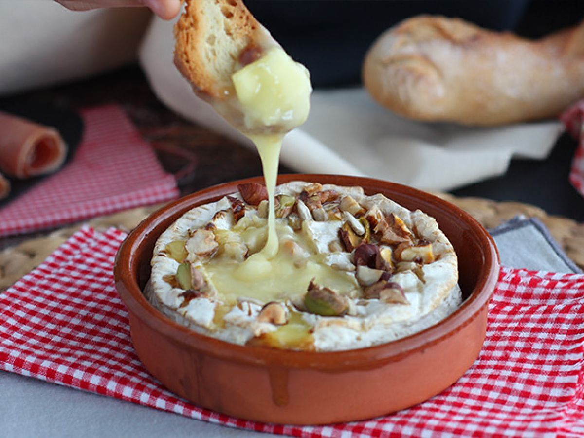Uunissa paahdettu Camembert hunajan ja saksanpähkinöiden kera