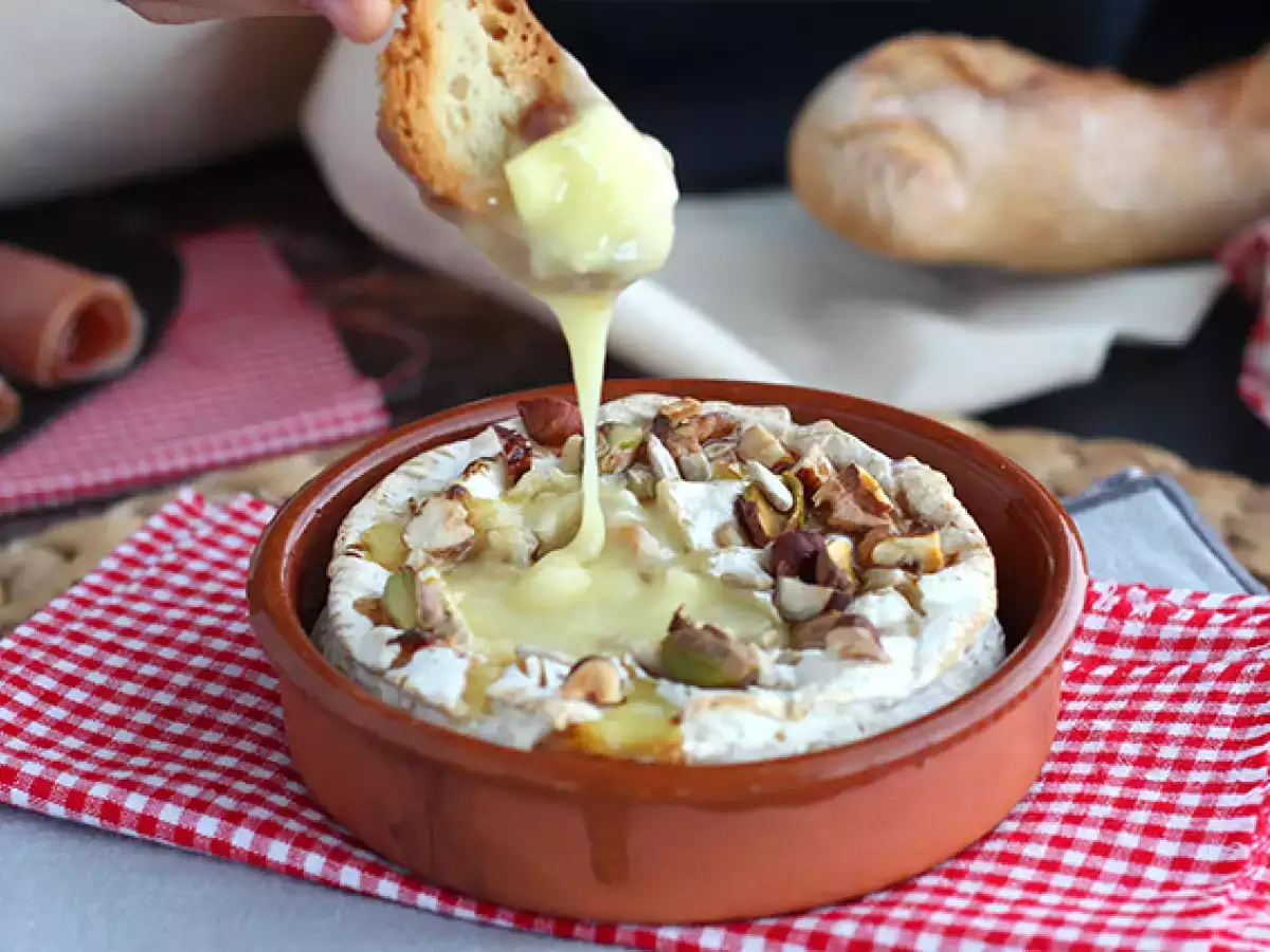 Uunissa paahdettu Camembert hunajan ja saksanpähkinöiden kera