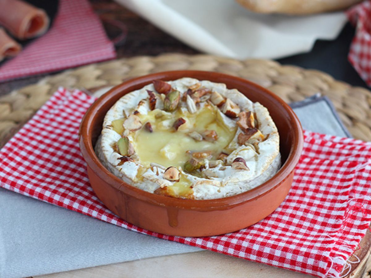 Uunissa paahdettu Camembert hunajan ja saksanpähkinöiden kera - kuva 3