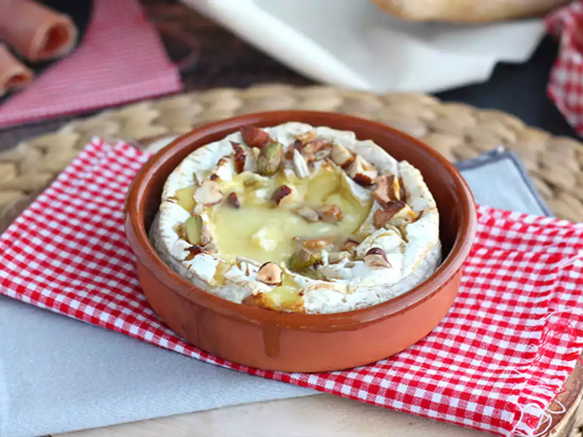 Uunissa paahdettu Camembert hunajan ja saksanpähkinöiden kera - kuva 3