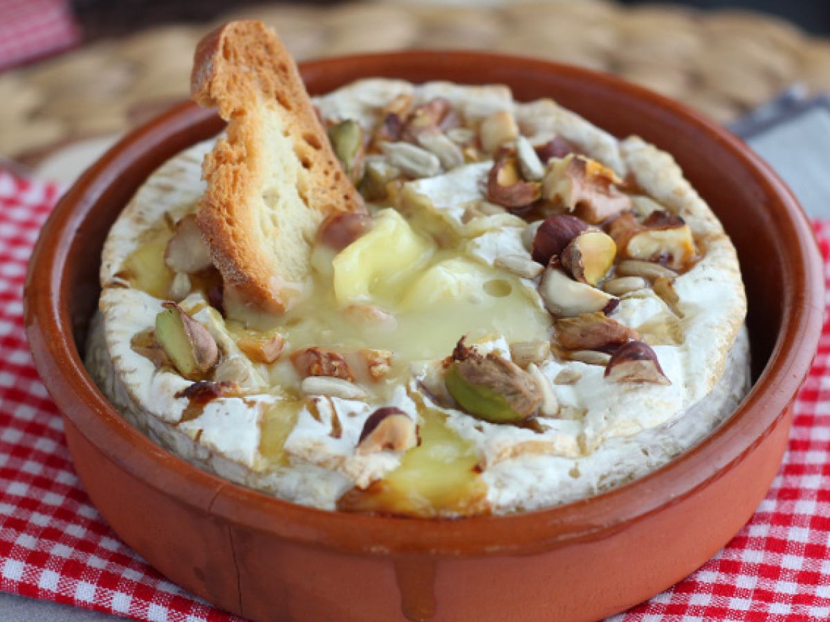 Uunissa paahdettu Camembert hunajan ja saksanpähkinöiden kera - kuva 4