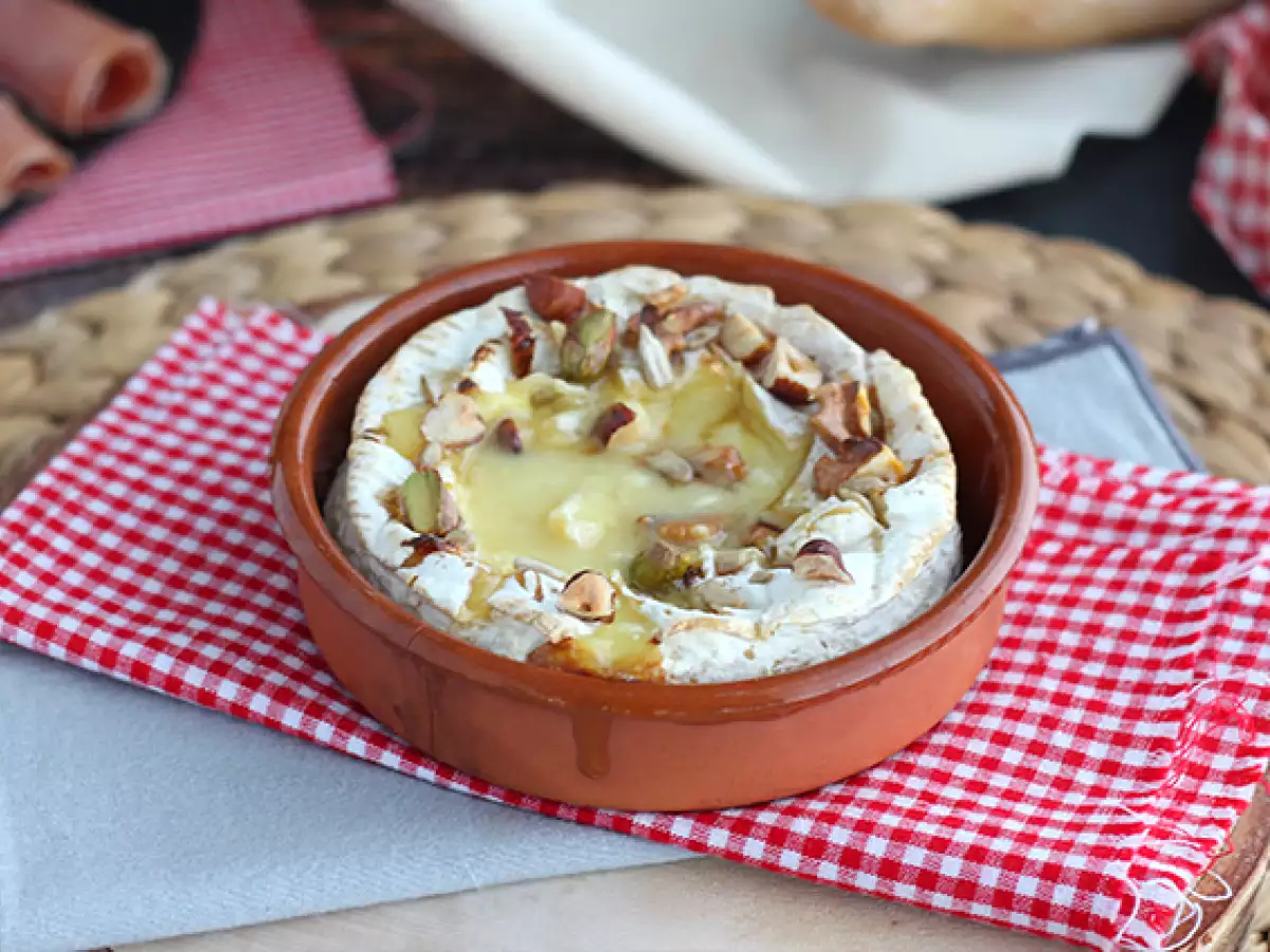 Uunissa paistettu camembert hunajalla ja pähkinöillä - kuva 3