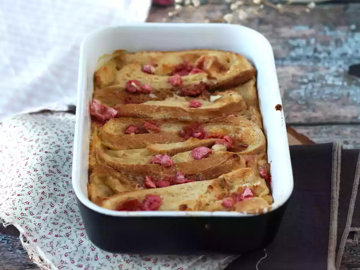 Uunissa paistettu ranskalainen paahtoleipä vaaleanpunaisella praline-kuorrutteella, ultra-herkullinen resepti