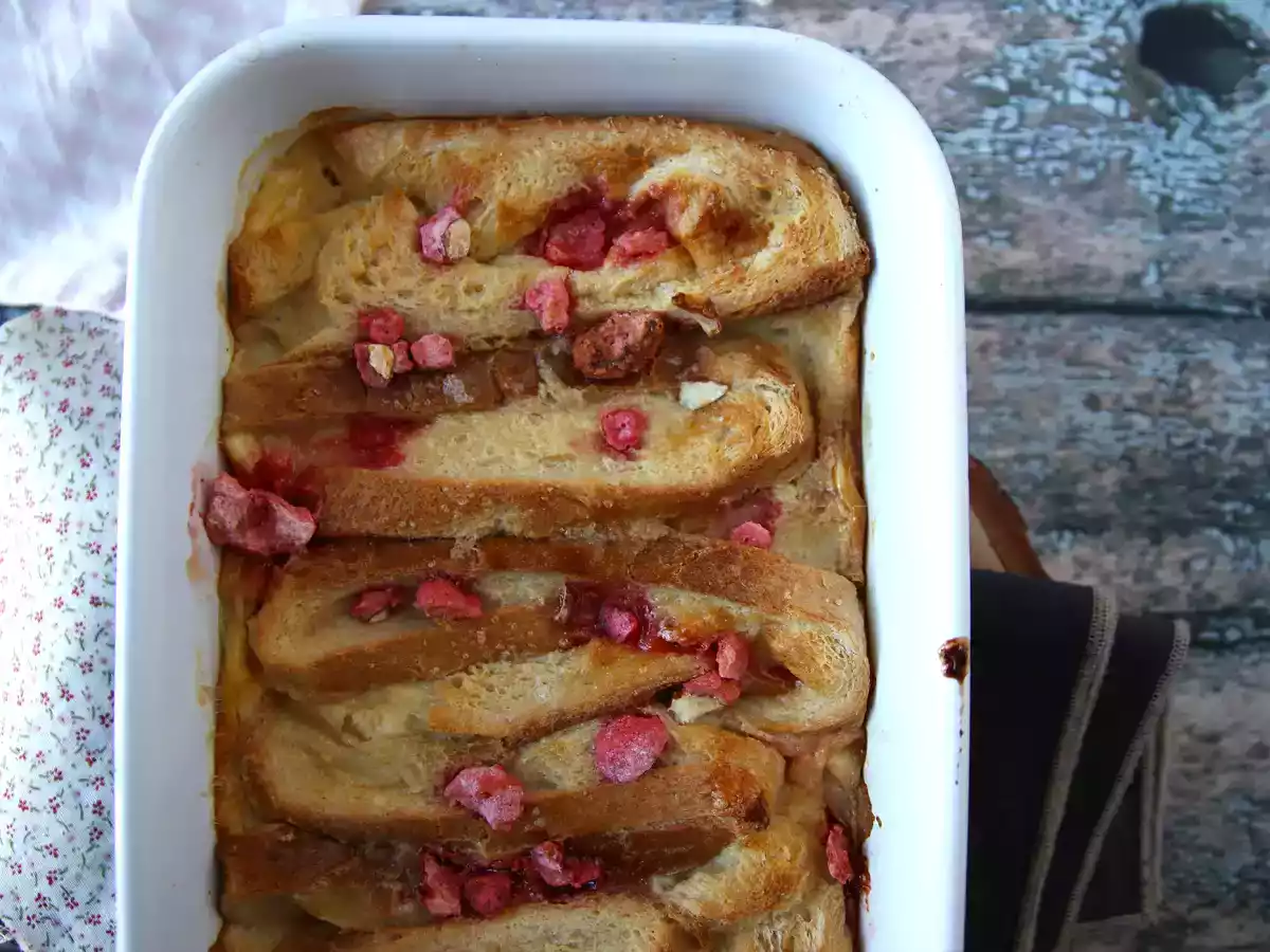 Uunissa paistettu ranskalainen paahtoleipä vaaleanpunaisella praline-kuorrutteella, ultra-herkullinen resepti - kuva 4