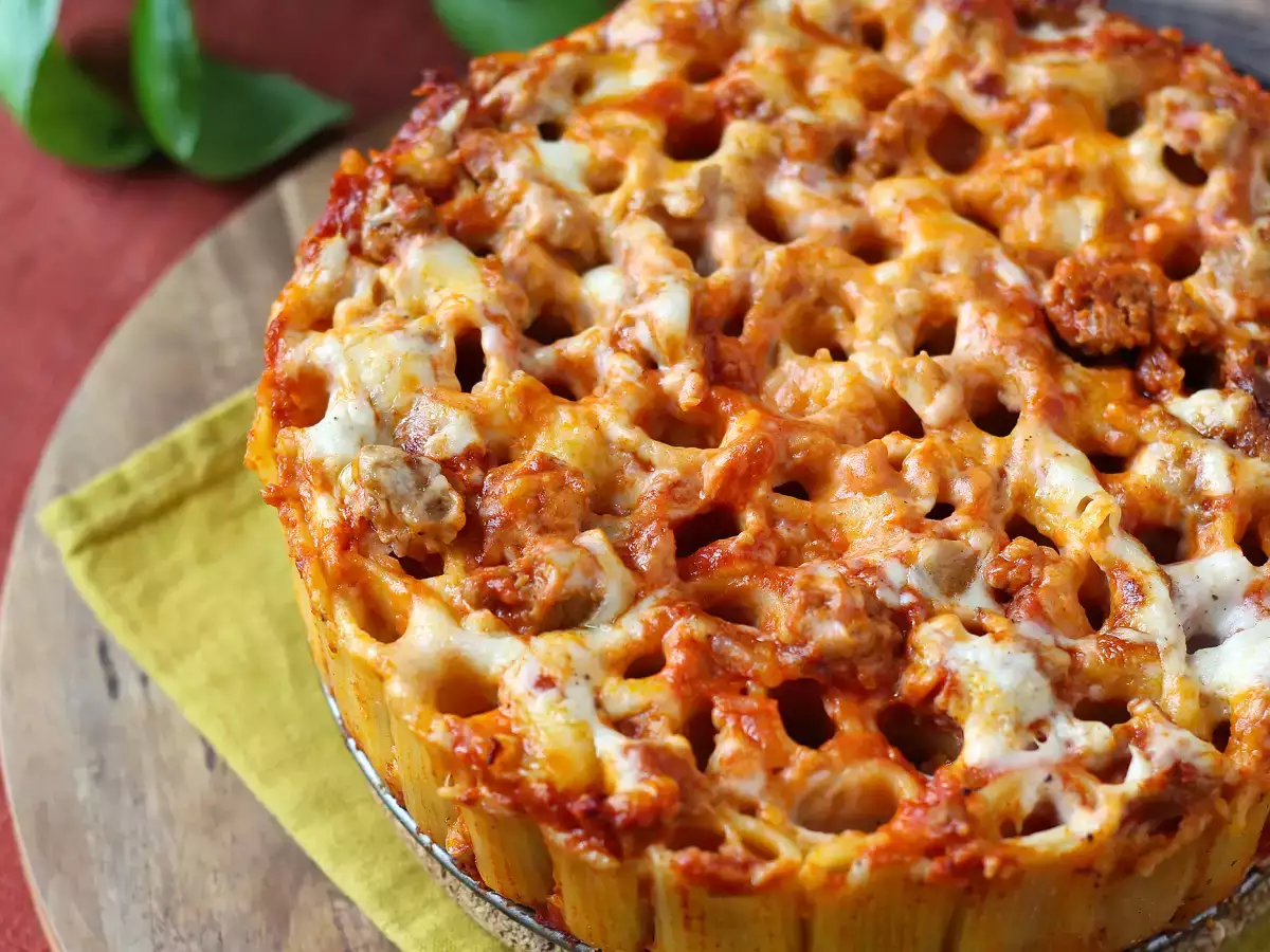 Uunissa paistettu rigatoni-timballo, jossa on makkaraa, besciamellaa ja mozzarellaa - kuva 2