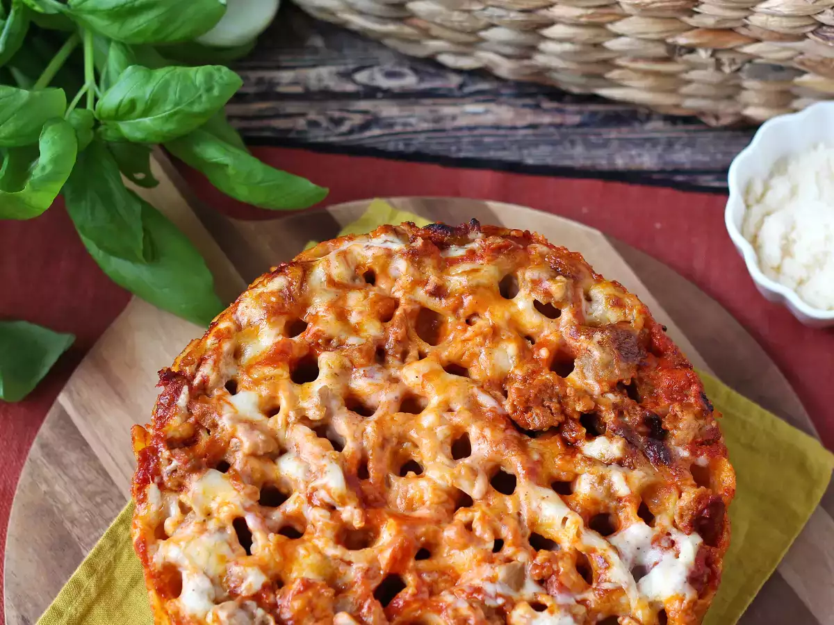 Uunissa paistettu rigatoni-timballo, jossa on makkaraa, besciamellaa ja mozzarellaa - kuva 3