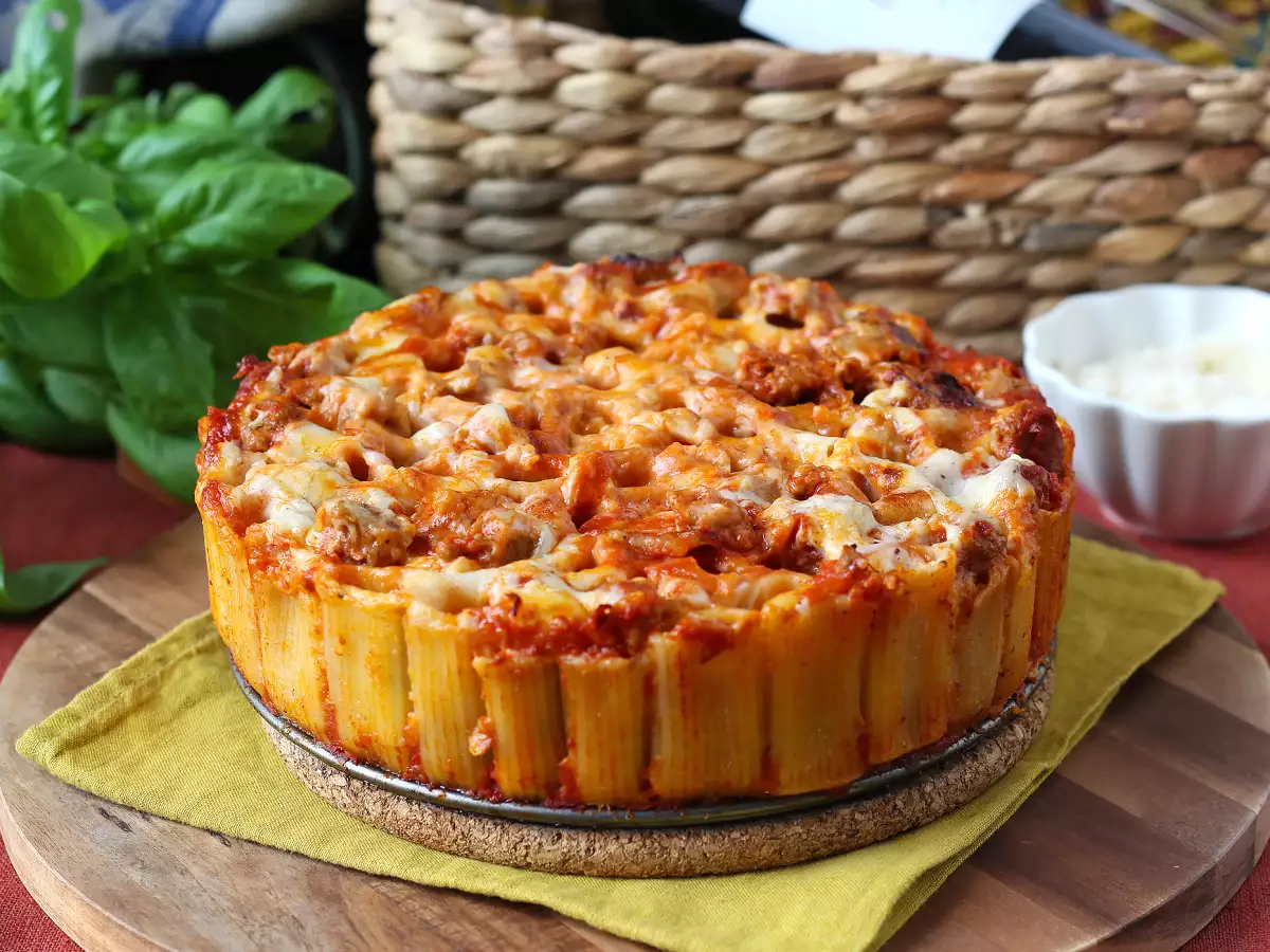 Uunissa paistettu rigatoni-timballo, jossa on makkaraa, besciamellaa ja mozzarellaa - kuva 4