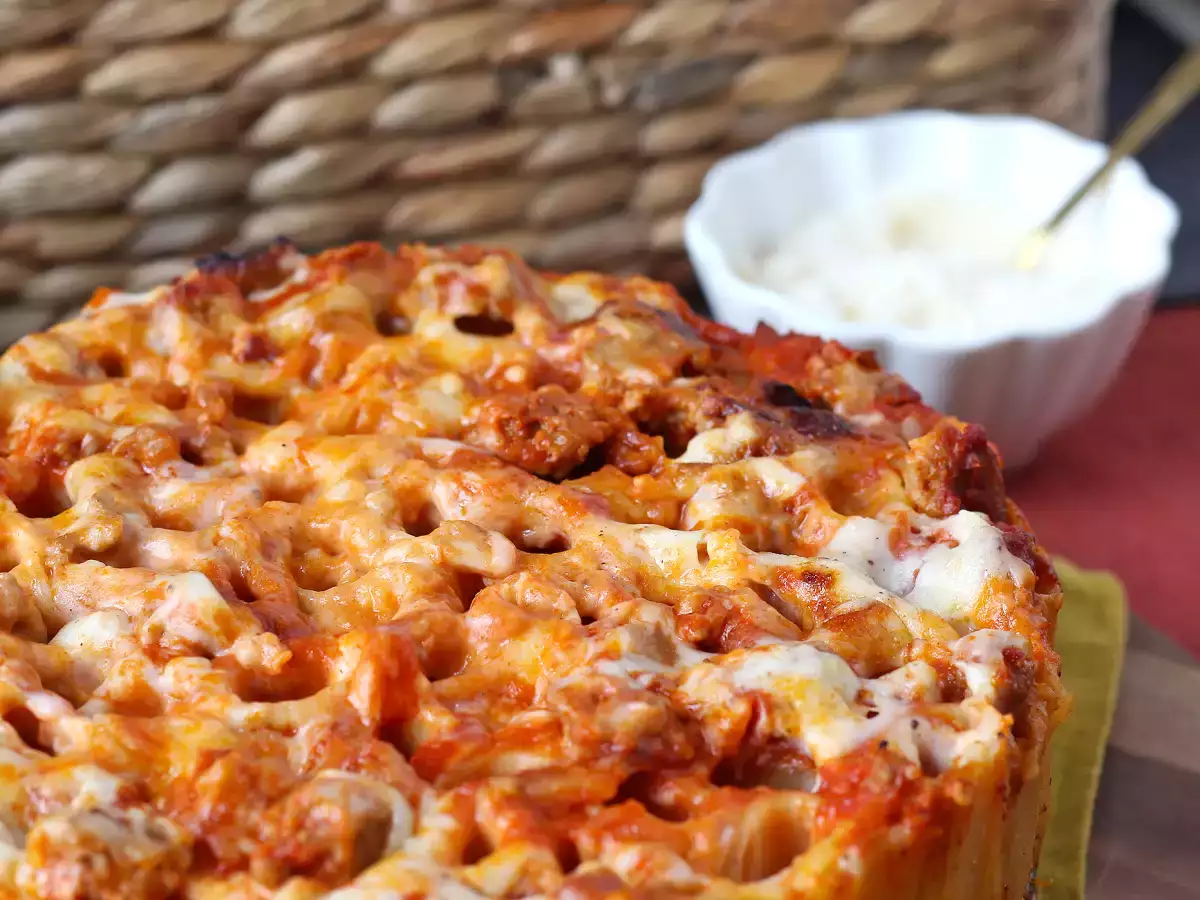 Uunissa paistettu rigatoni-timballo, jossa on makkaraa, besciamellaa ja mozzarellaa - kuva 5