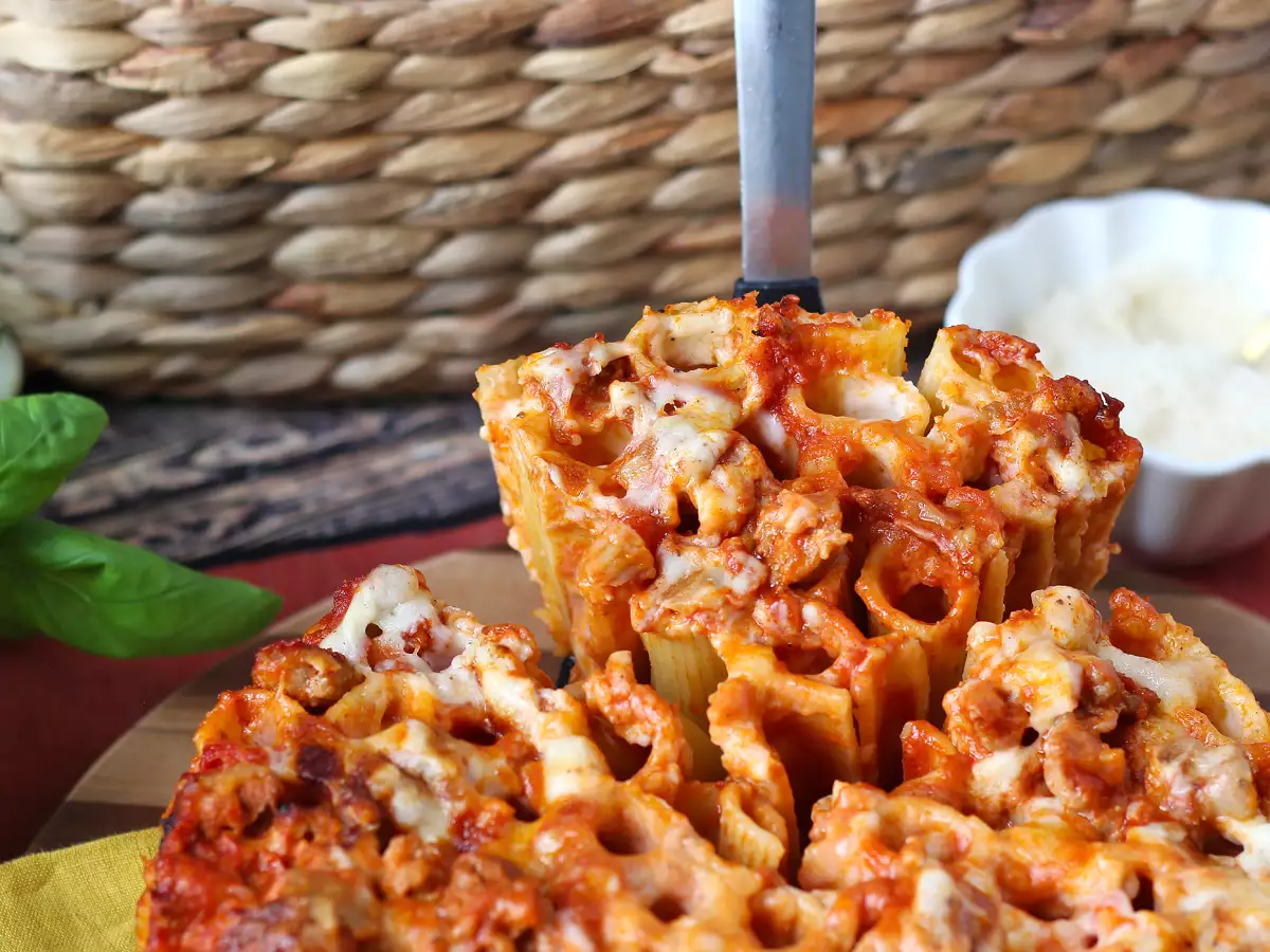 Uunissa paistettu rigatoni-timballo, jossa on makkaraa, besciamellaa ja mozzarellaa - kuva 6