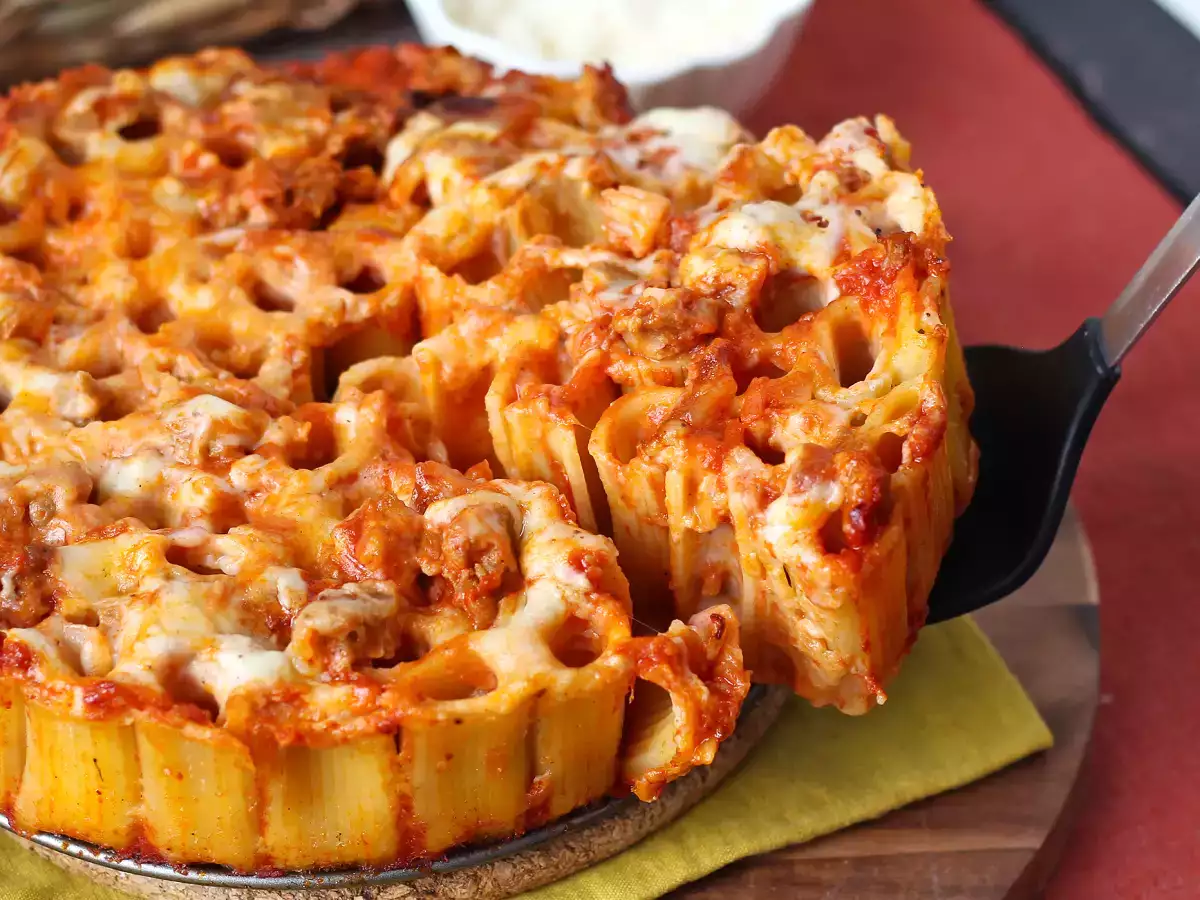 Uunissa paistettu rigatoni-timballo, jossa on makkaraa, besciamellaa ja mozzarellaa - kuva 7