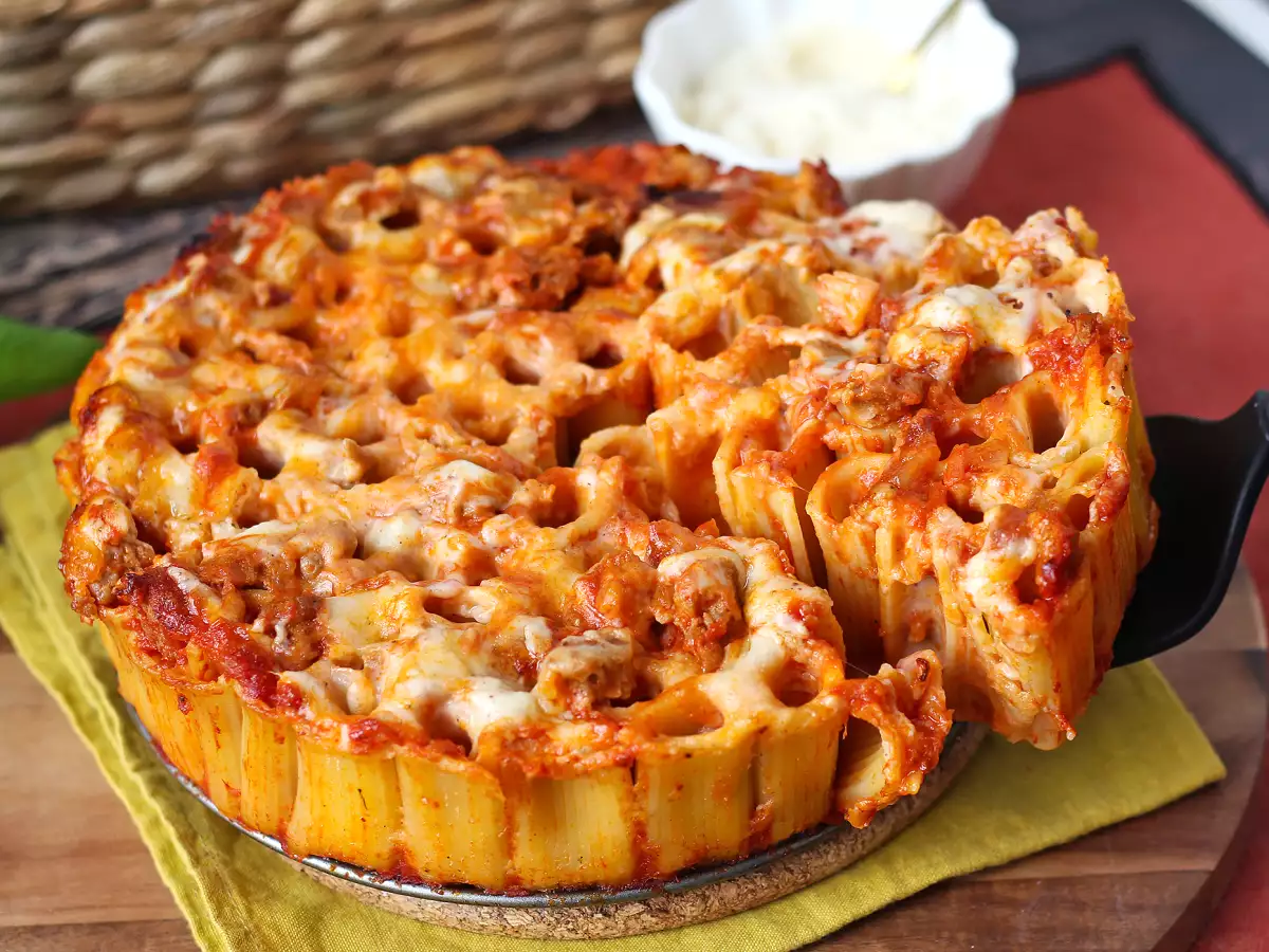 Uunissa paistettu rigatoni-timballo, jossa on makkaraa, besciamellaa ja mozzarellaa - kuva 8