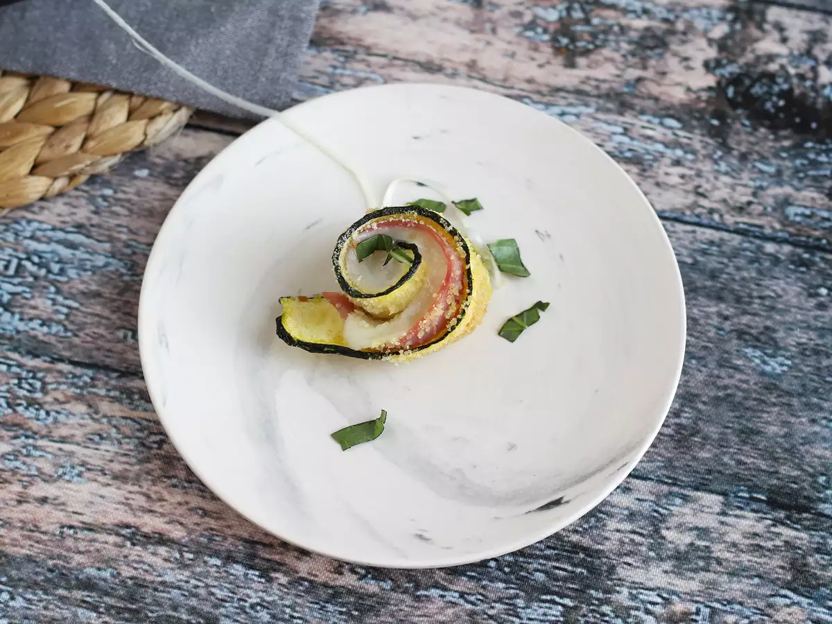 Uunissa paistetut kesäkurpitsarullat kinkulla ja scamorza-juustolla - kuva 5