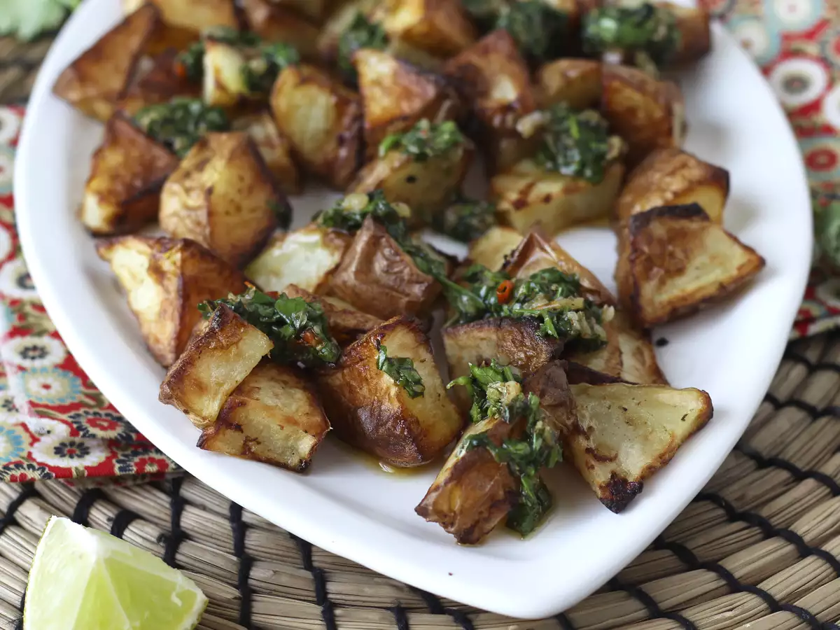 Uunissa paistetut perunat chimichurrilla - kuva 2