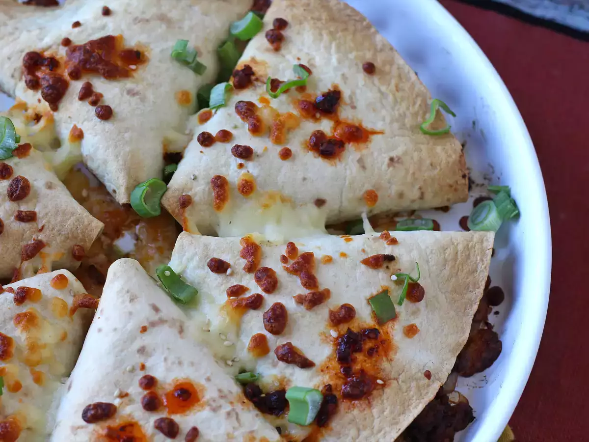 Uunissa paistetut tortillat, joissa on quesadilloja ja mausteista naudanlihatäytettä. - kuva 5