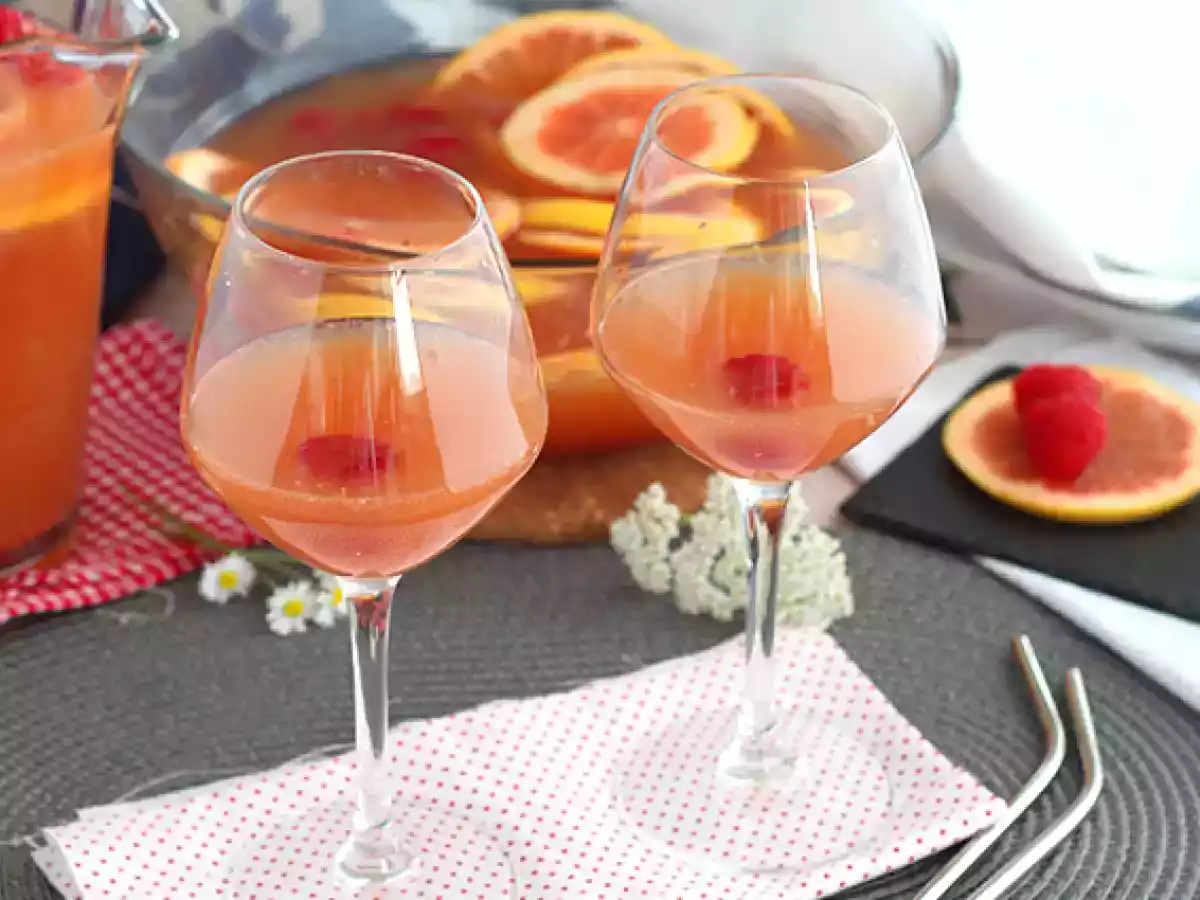 Vaaleanpunainen sangria roséviinillä