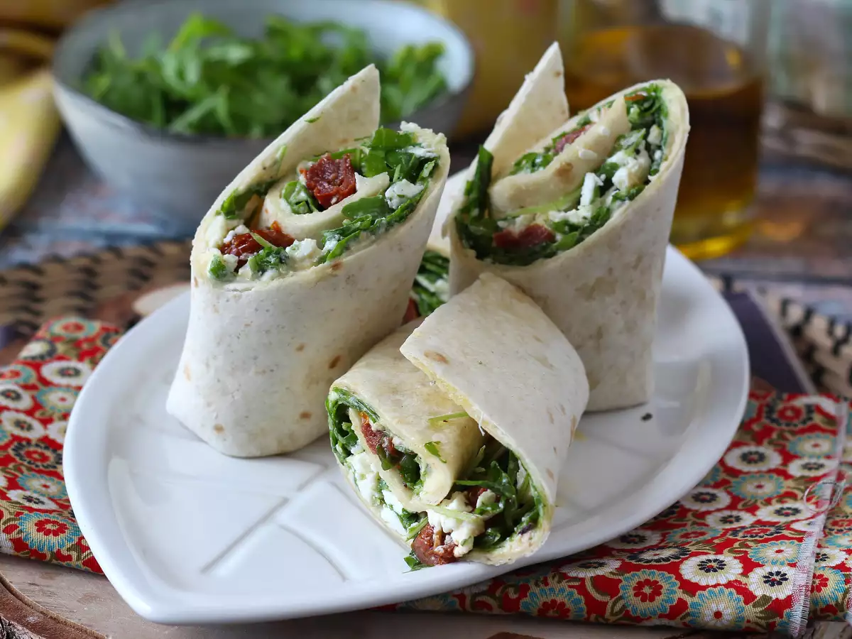 Välimerellinen wrap hummuksella, rucolalla, paprikalla ja fetalla