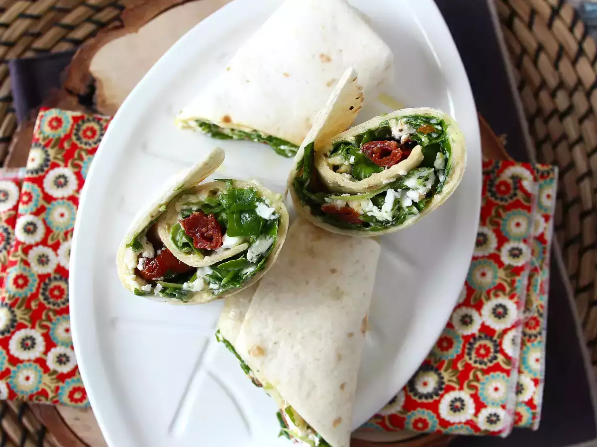 Välimerellinen wrap hummuksella, rucolalla, paprikalla ja fetalla - kuva 4