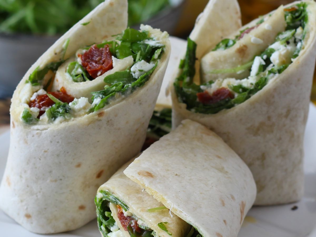 Välimerellinen wrap täytetty hummuksella, rucolalla, paprikoilla ja fetalla. - kuva 2
