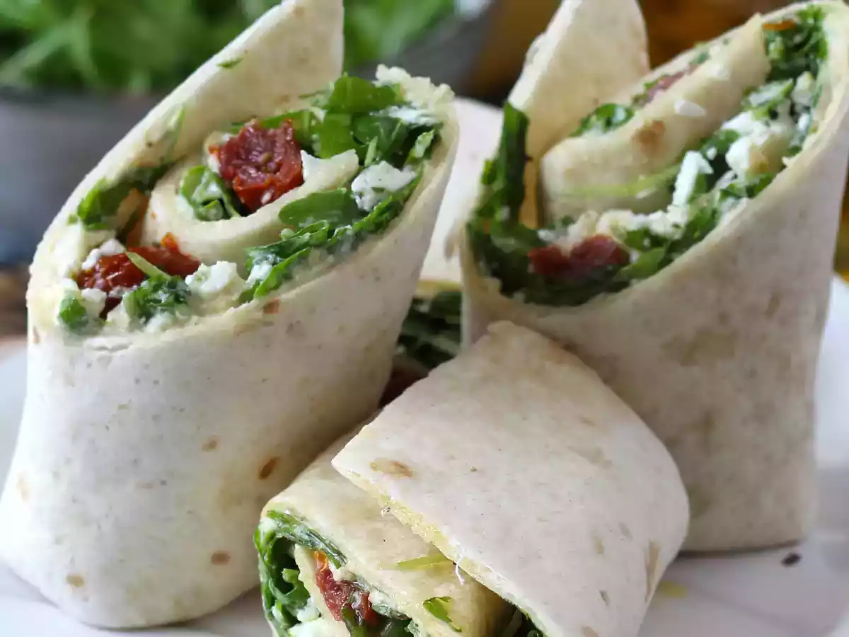 Välimerellinen wrap täytetty hummuksella, rucolalla, paprikoilla ja fetalla. - kuva 2