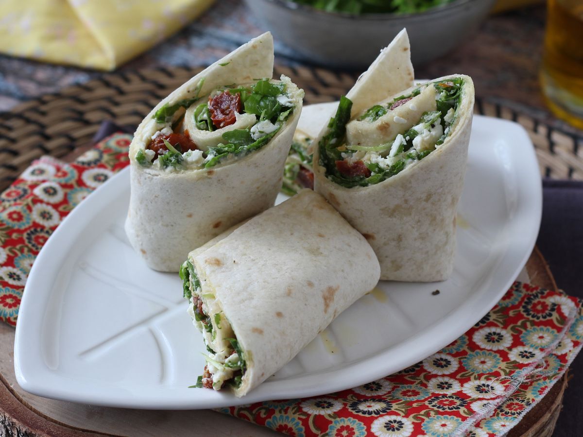 Välimerellinen wrap täytetty hummuksella, rucolalla, paprikoilla ja fetalla. - kuva 3