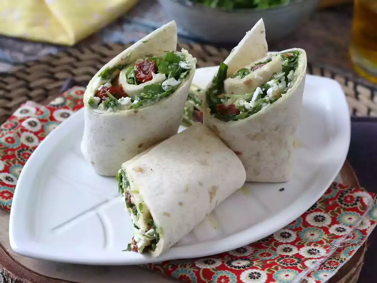 Välimerellinen wrap täytetty hummuksella, rucolalla, paprikoilla ja fetalla. - kuva 3