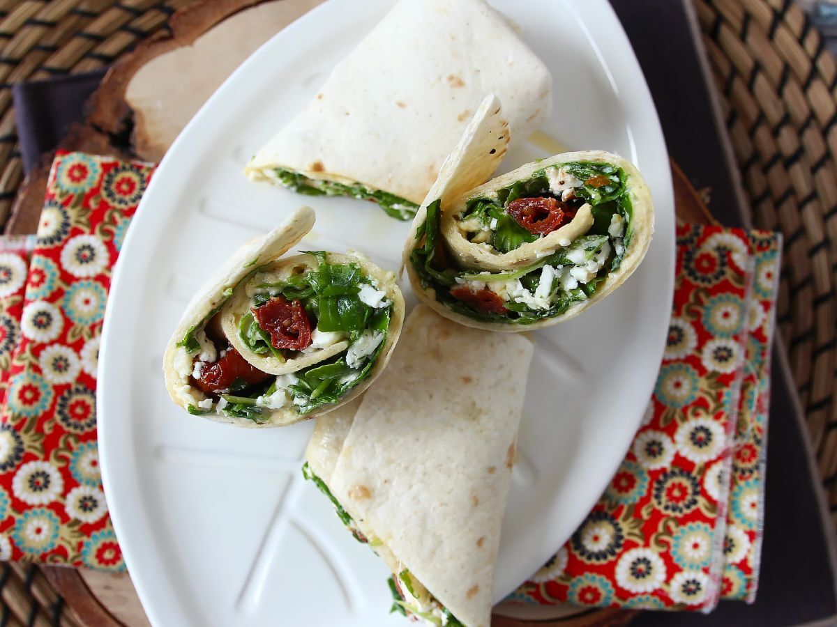 Välimerellinen wrap täytetty hummuksella, rucolalla, paprikoilla ja fetalla. - kuva 4
