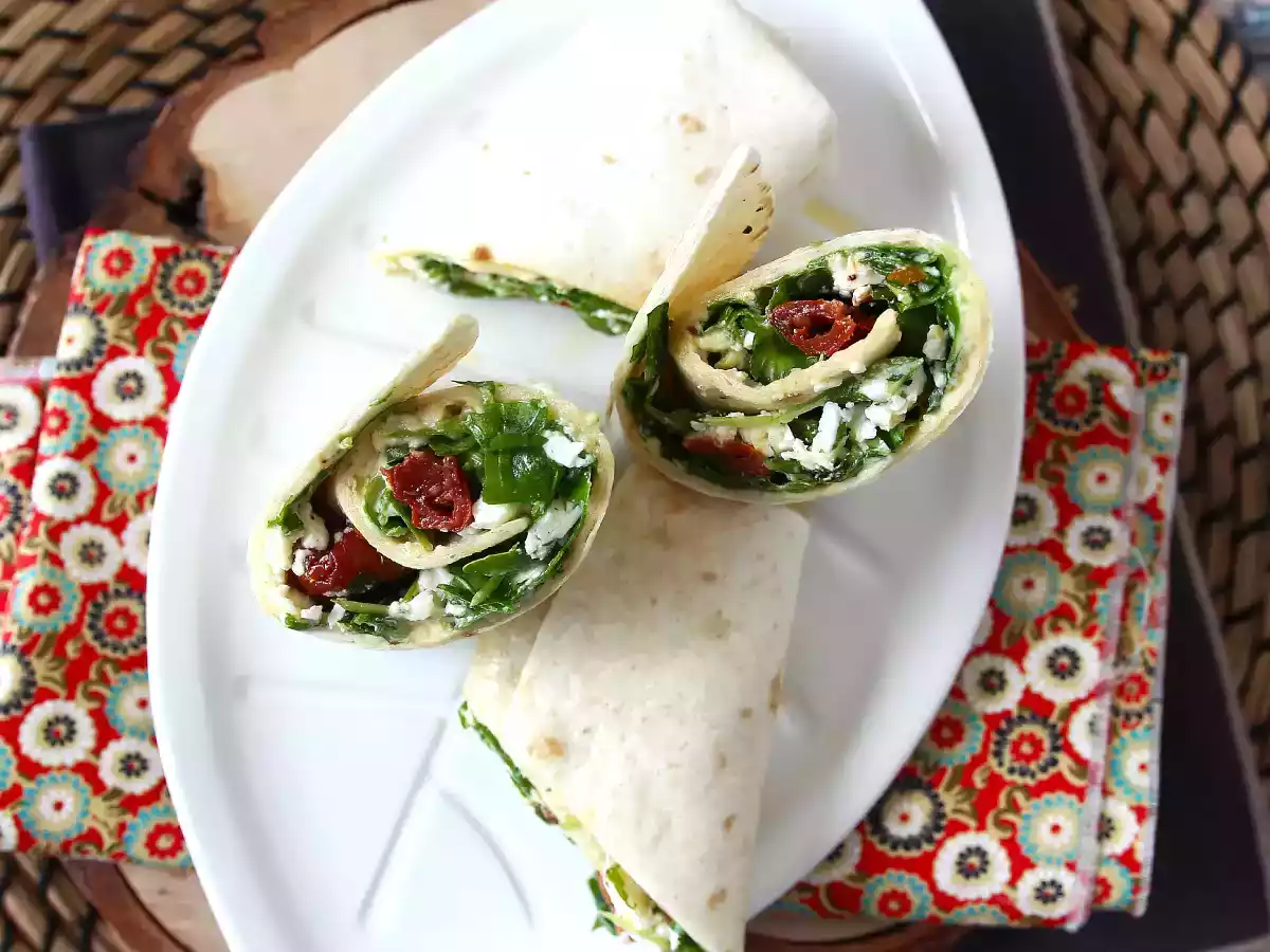 Välimerellinen wrap täytetty hummuksella, rucolalla, paprikoilla ja fetalla. - kuva 4