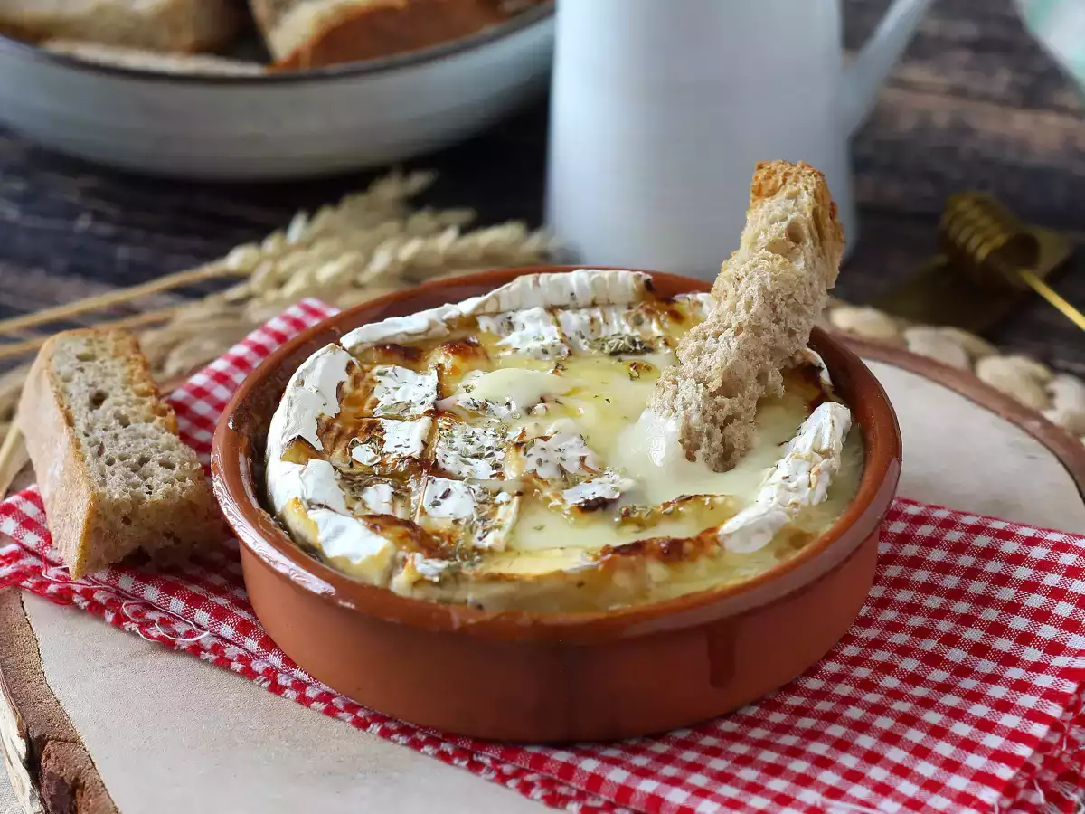 Valuvaa paahdettua Camembert-juustoa air fryerissa!