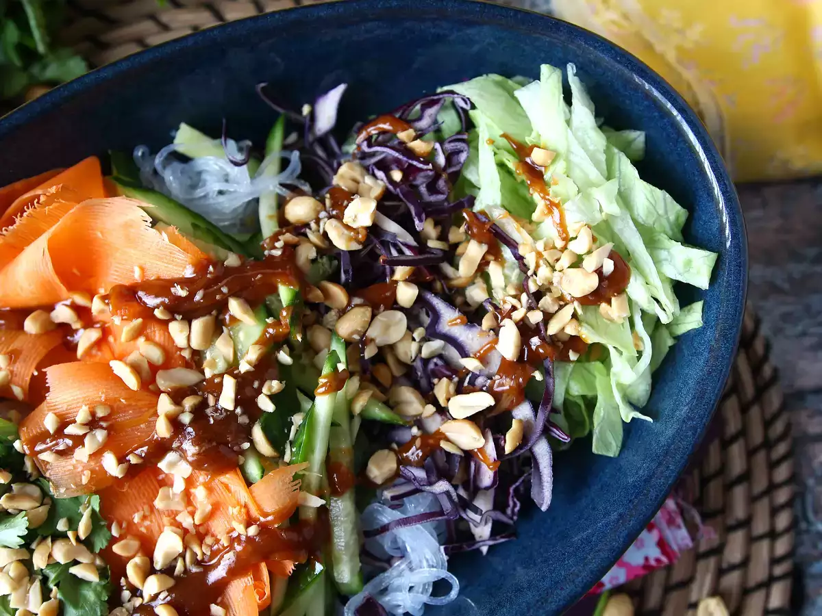 Värikäs salaatti, jossa on riisivermicelliä, katkarapuja ja mausteista maapähkinäkastiketta. - kuva 2