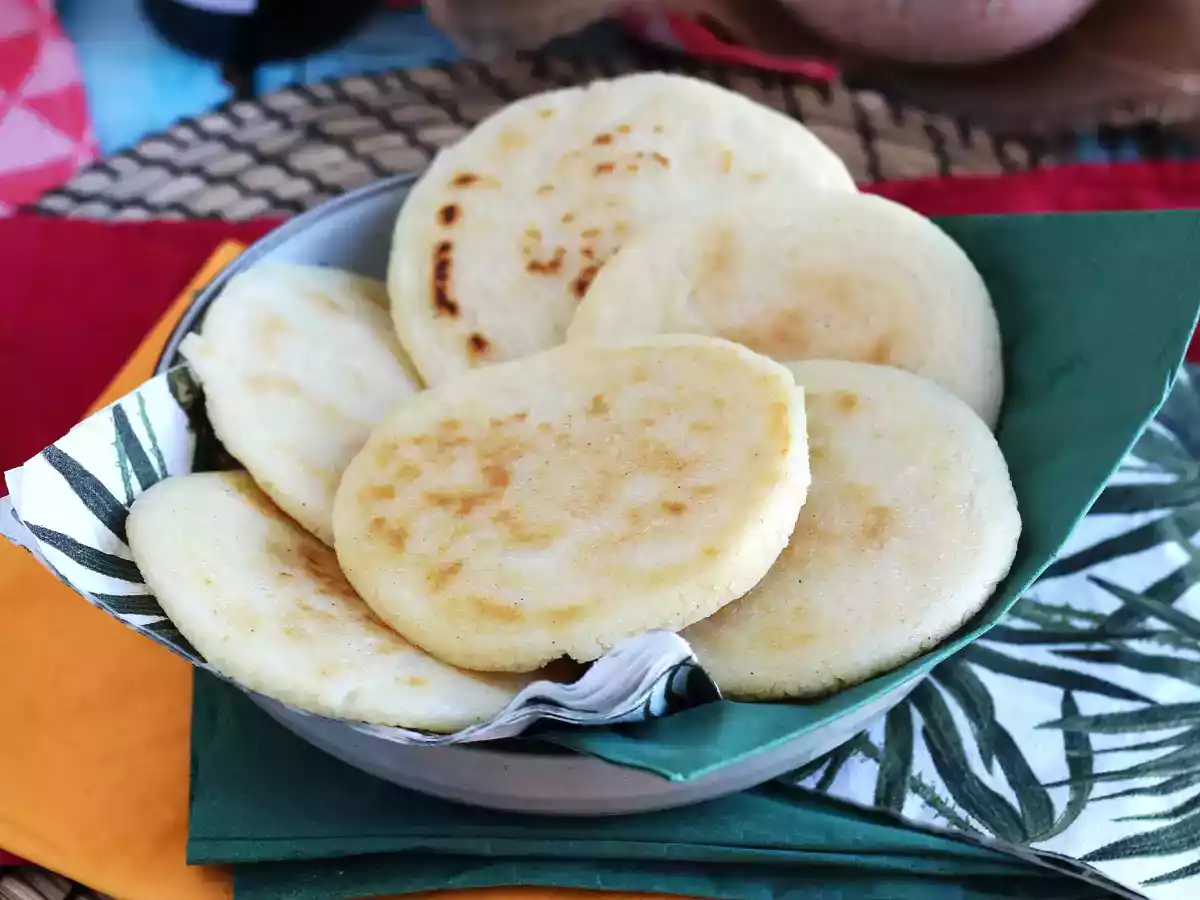 Venezuelalaisia arepoja, gluteenittomia sämpylöitä, jotka on valmistettu vain kolmesta ainesosasta.