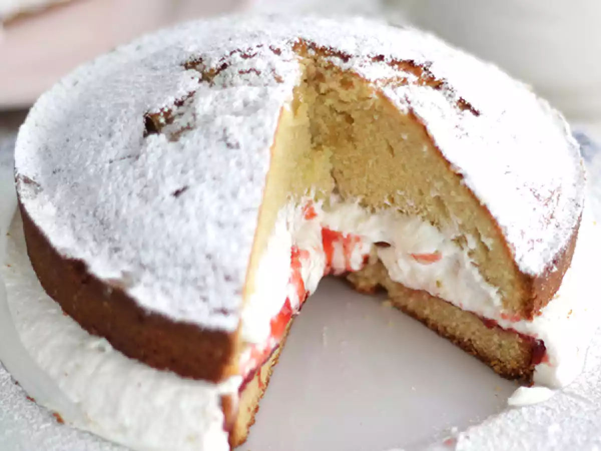 Victoria Sponge -kakku ultra kostea