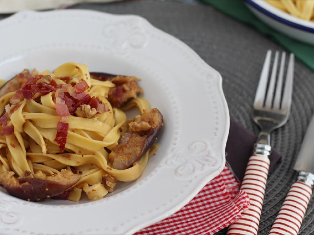 Viikunoiden ja pancettan tagliatelle