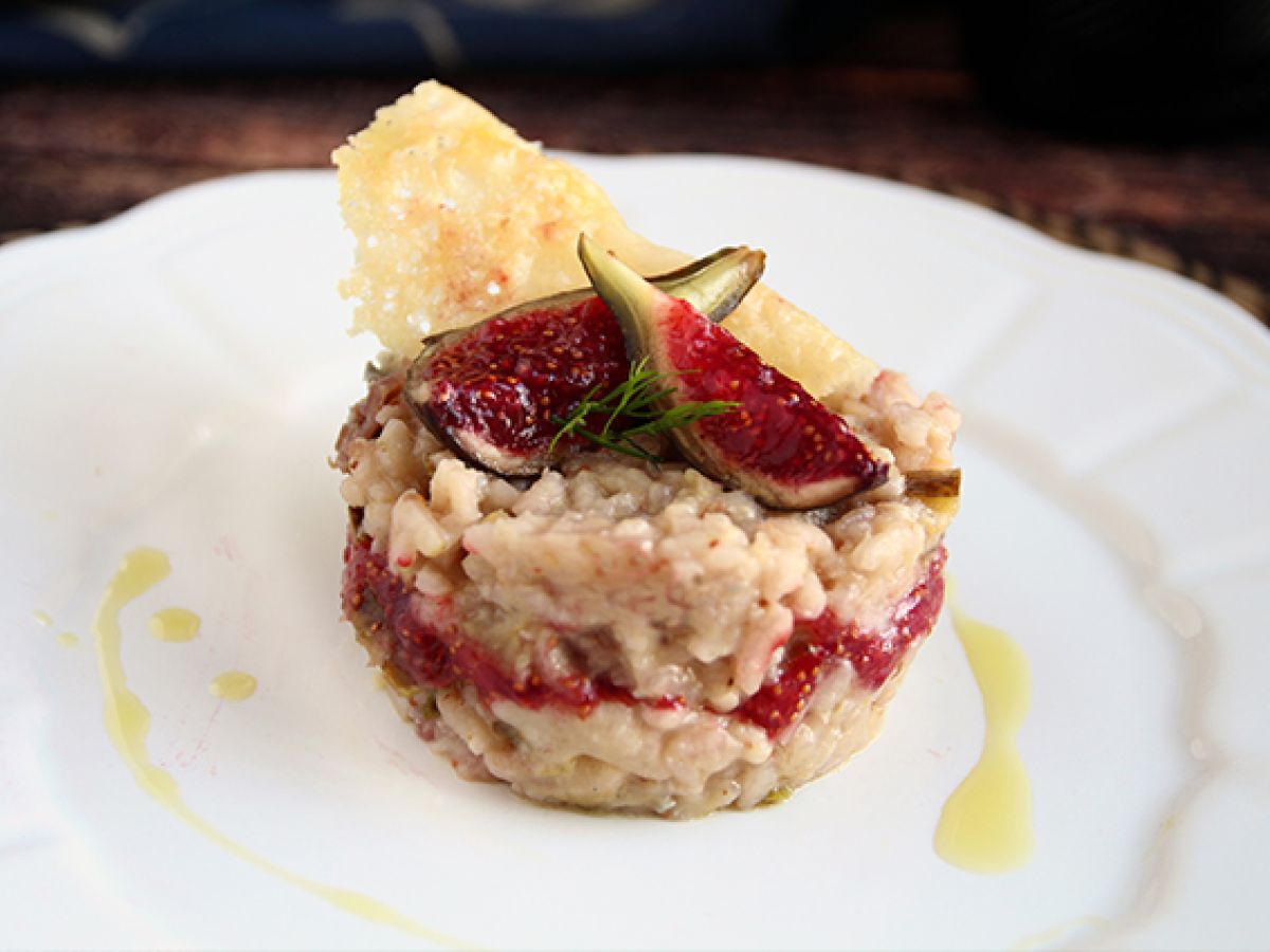 Viikunoilla, gorgonzolalla ja kinkulla maustettu risotto