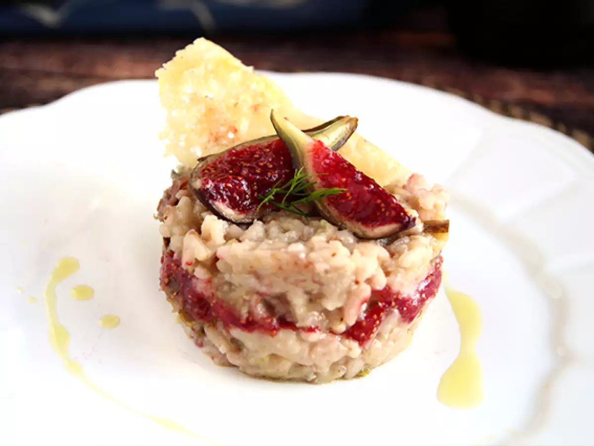 Viikunoilla, gorgonzolalla ja kinkulla maustettu risotto