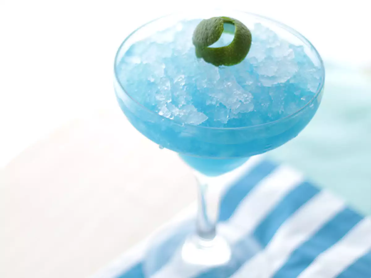 Virkistävä Blue Lagoon -cocktail