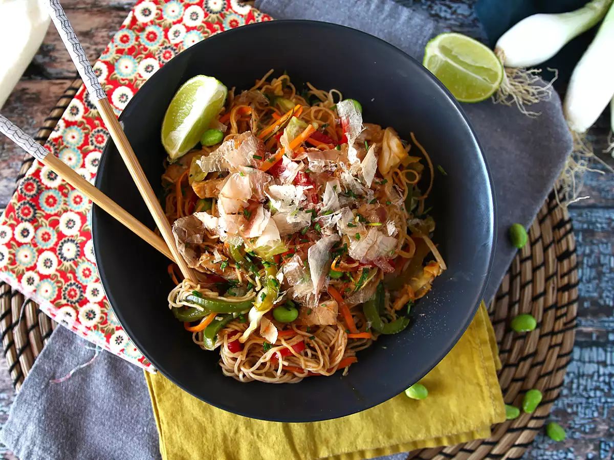 Yakisoba – paistetut nuudelit vihanneksilla - kuva 3