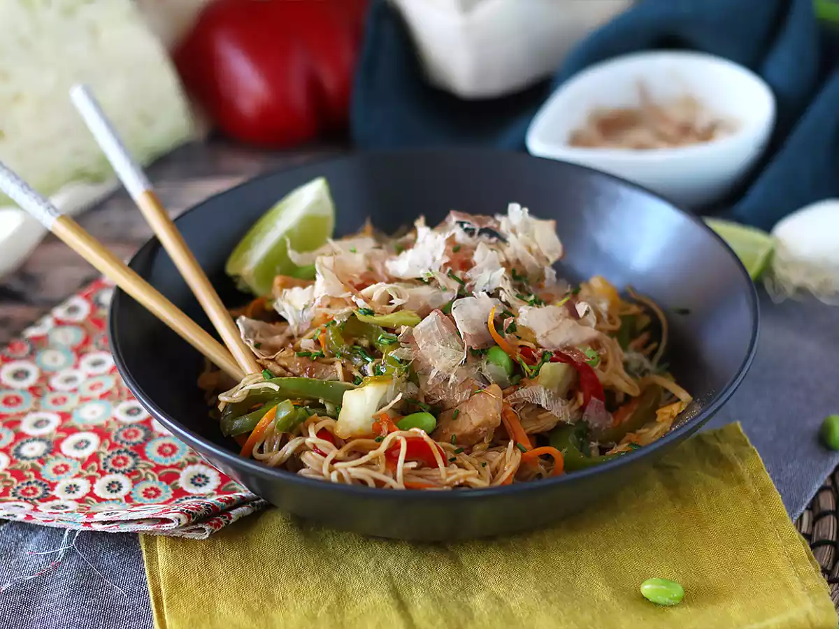 Yakisoba, vihannesten kanssa sekoitettuja nuudeleita.