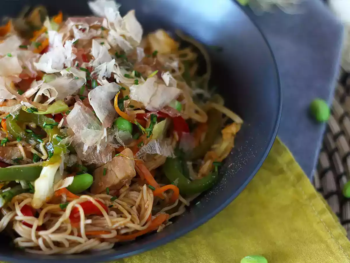 Yakisoba, vihannesten kanssa sekoitettuja nuudeleita. - kuva 2