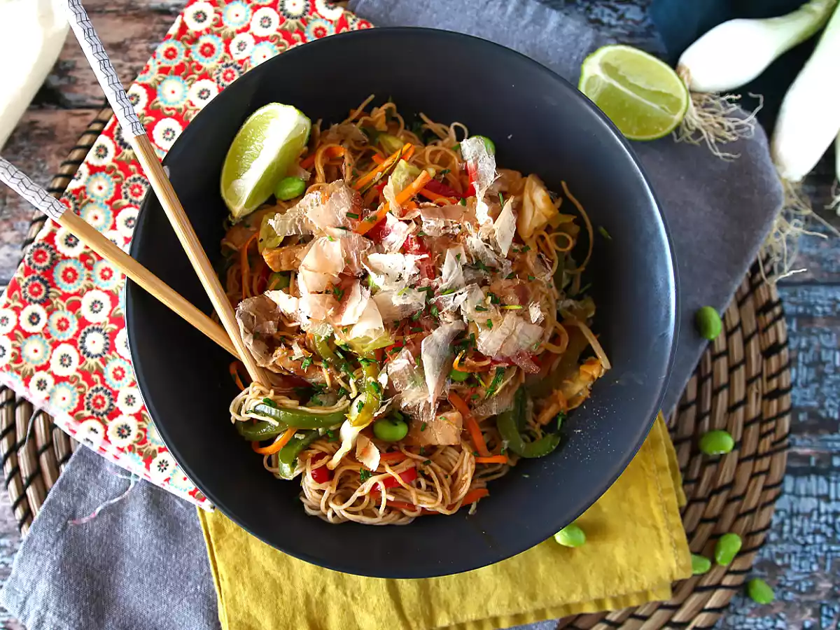 Yakisoba, vihannesten kanssa sekoitettuja nuudeleita. - kuva 3