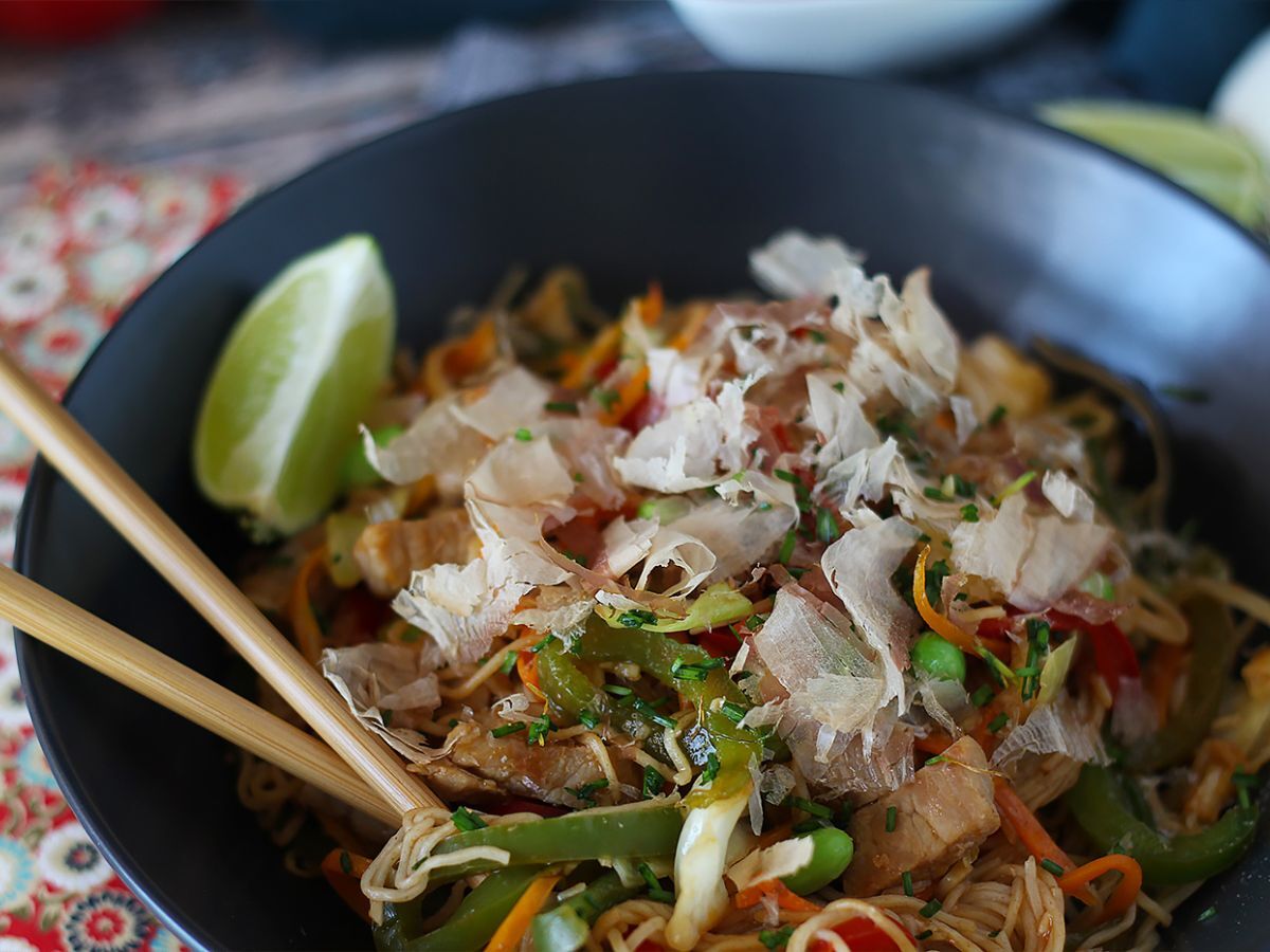 Yakisoba, vihannesten kanssa sekoitettuja nuudeleita. - kuva 4