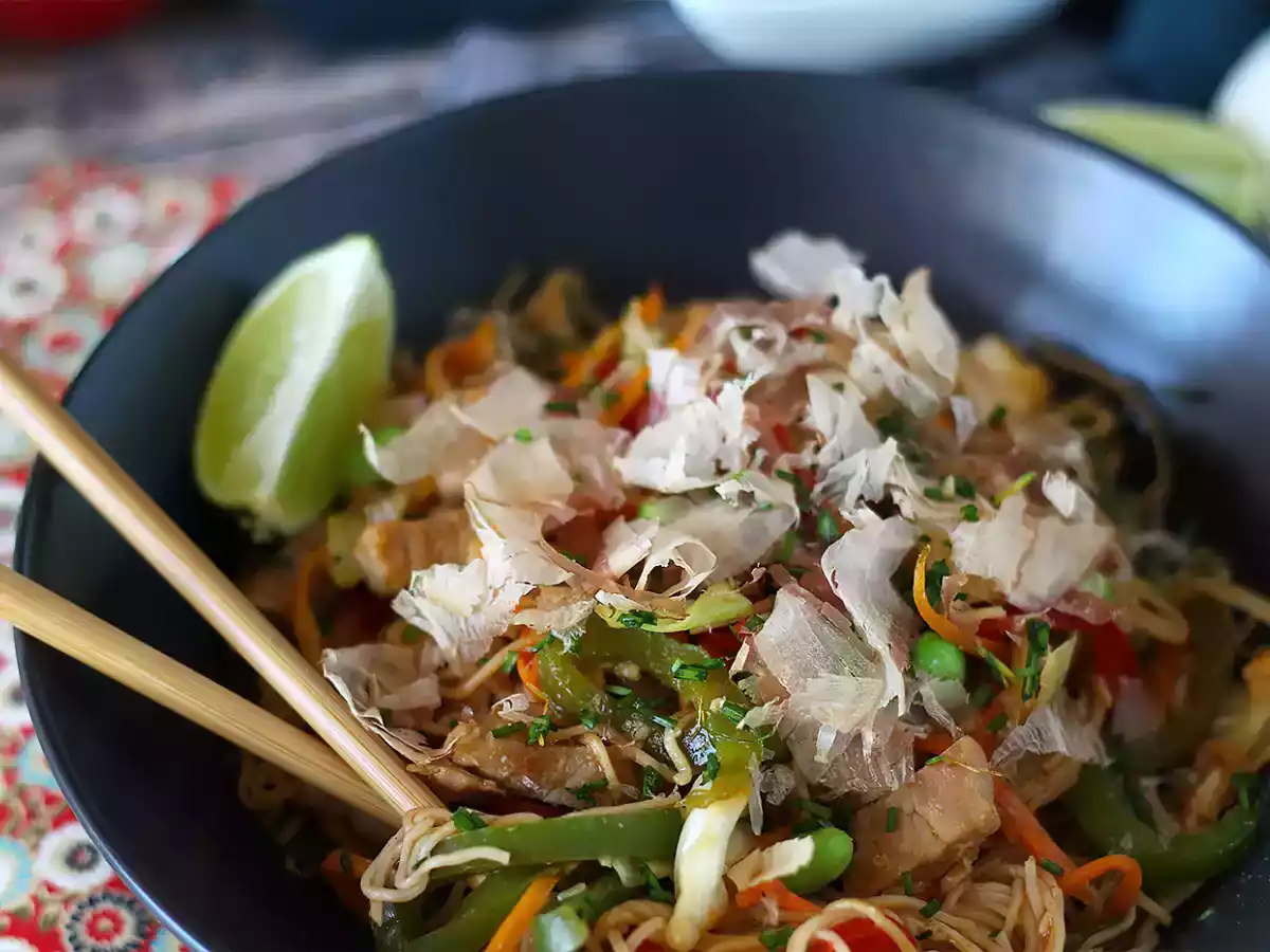 Yakisoba, vihannesten kanssa sekoitettuja nuudeleita. - kuva 4