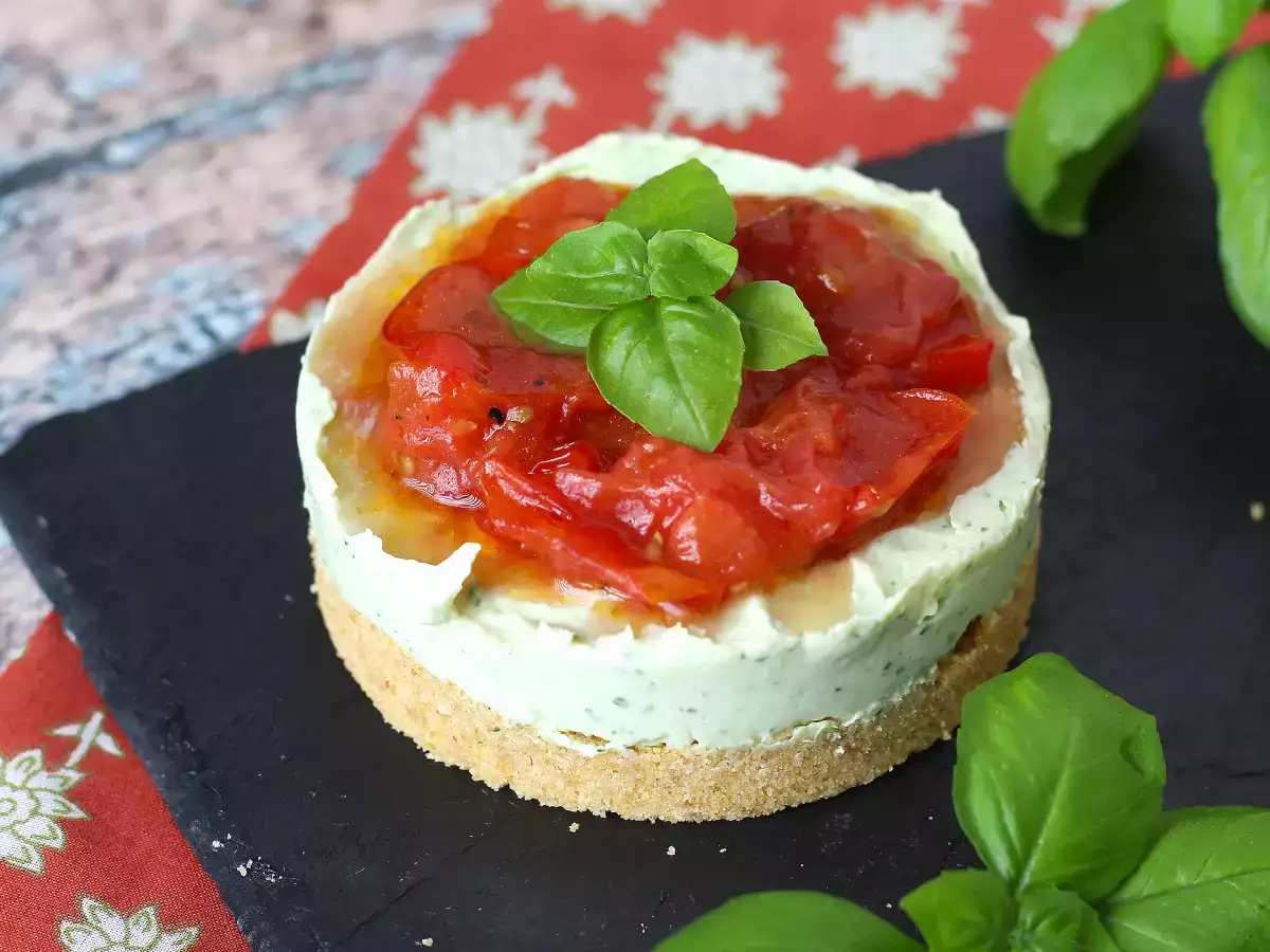 Yhden annoksen suolainen juustokakku basilikalla ja kirsikkatomaateilla: maukas idea buffetiin ja aperitiiviin.