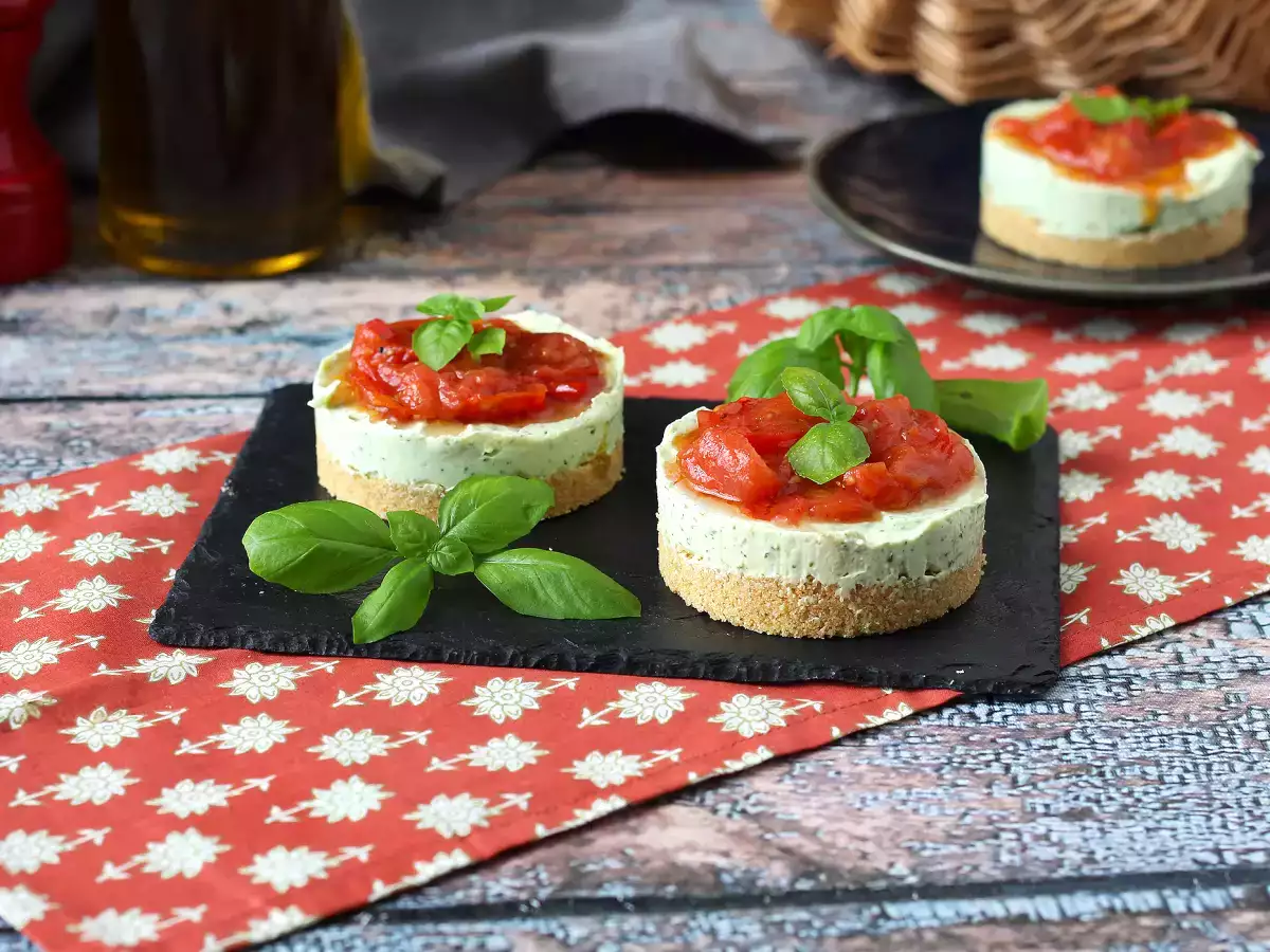 Yhden annoksen suolainen juustokakku basilikalla ja kirsikkatomaateilla: maukas idea buffetiin ja aperitiiviin. - kuva 4