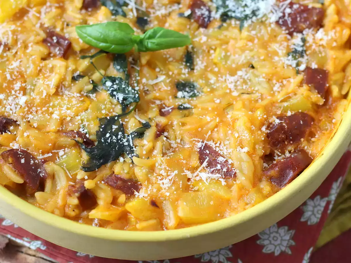 Yhden kattilan orzo-ruoka paprikoilla, chorizolla ja pinaatilla - kuva 2