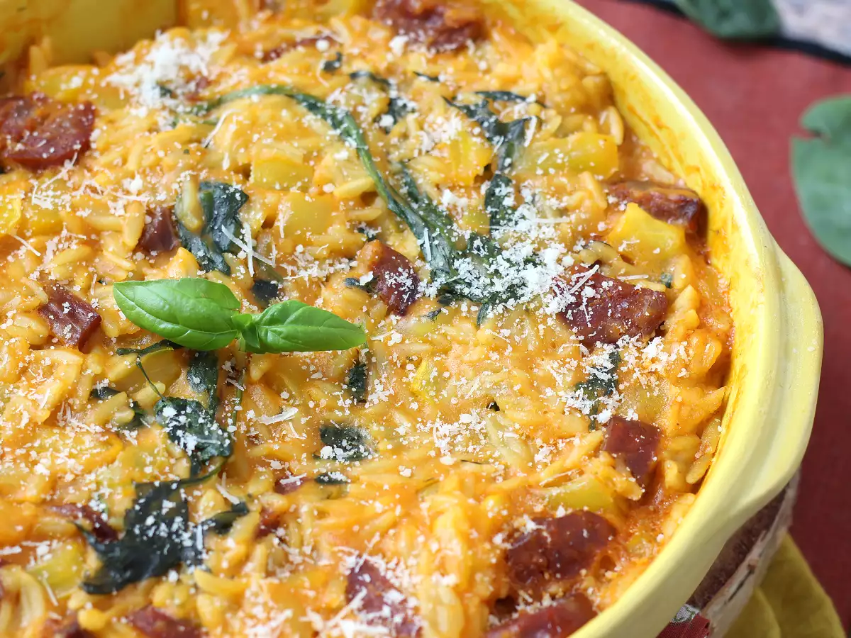 Yhden kattilan orzo-ruoka paprikoilla, chorizolla ja pinaatilla - kuva 4