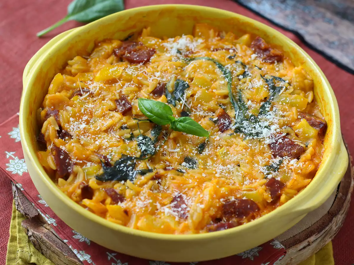 Yhden kattilan orzo-ruoka paprikoilla, chorizolla ja pinaatilla - kuva 6