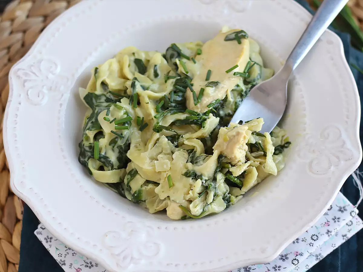 Yhden padan pasta pinaatilla, vuohenjuustolla ja kanalla