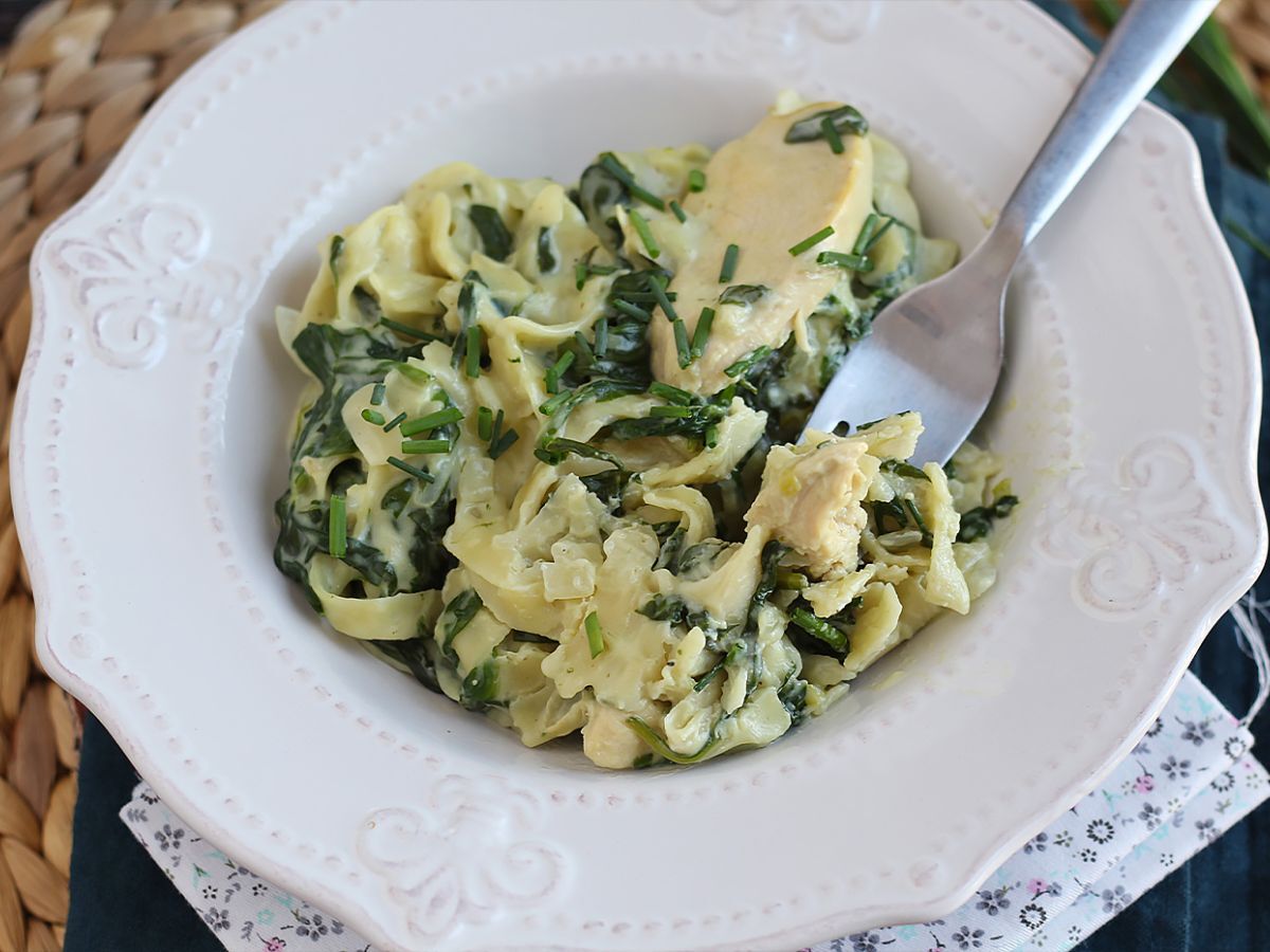 Yhden padan pasta pinaatti, vuohenjuustoa ja kanaa
